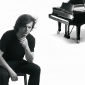 Alessandro Esseno con il pianoforte 2009.jpg