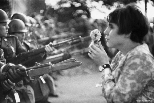 Jean Rose Kasmir durante la marcia contro la guerra in Vietnam a Portland